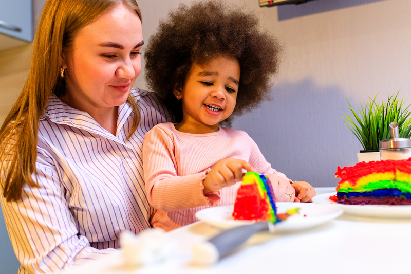 Au pair e criança preparando um lanche juntas, simbolizando a rotina compartilhada, aprendizado e conexão emocional no programa Au Pair.