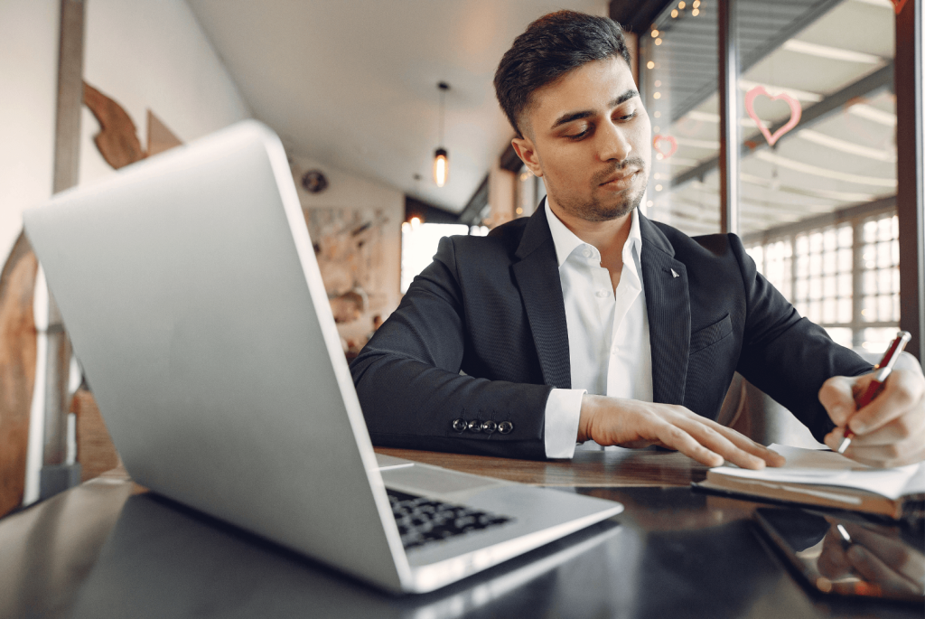 Preciso largar o emprego para fazer intercâmbio? 6 caminhos para quem já trabalha